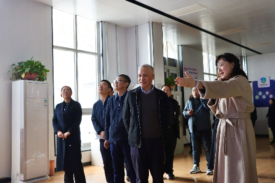 李佳峰會長，肖明秘書長、劉振東副會長觀看了解聚能板的全自動工藝流程.png