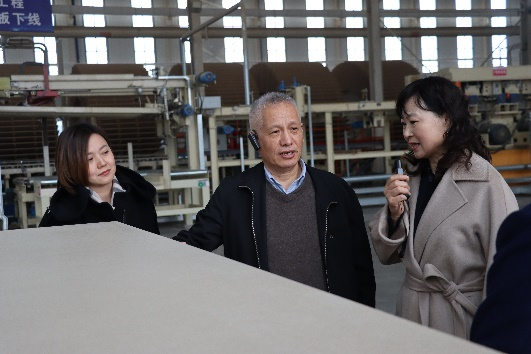 李佳峰會長、汪源在成品區(qū)詳細(xì)了解聚能板.png