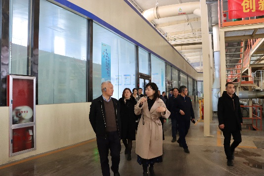 李佳峰會長在生產(chǎn)現(xiàn)場了解全自動多層板平壓線工藝流程.png