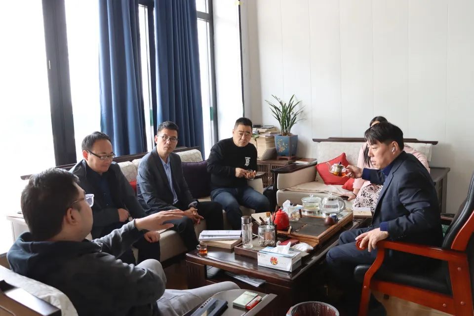 總經(jīng)理王魯飛向杜總、關(guān)總介紹聚能板研發(fā)歷程和應(yīng)用前景1.jpg