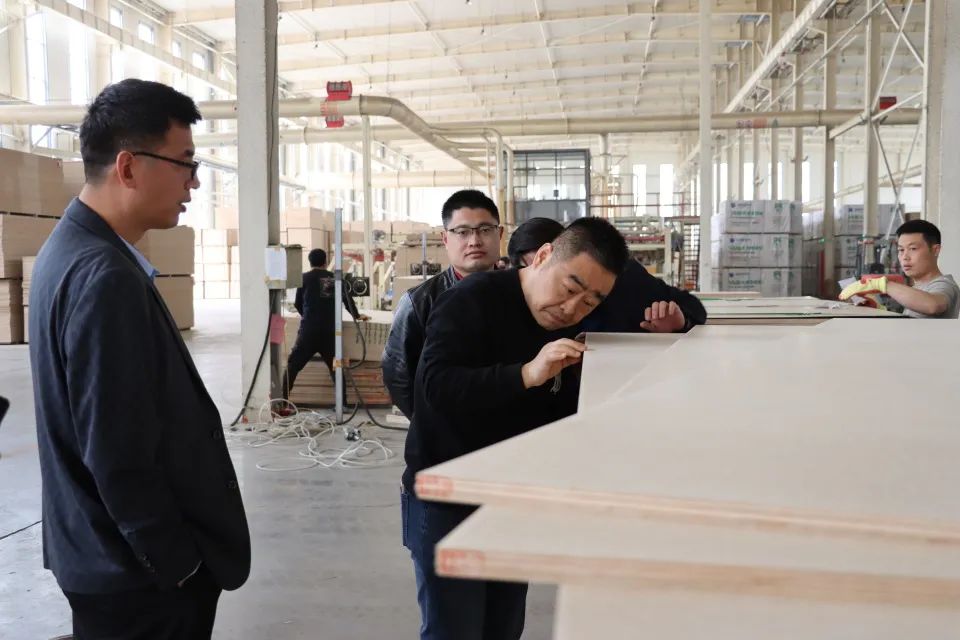 杜總對聚能板的成品表達(dá)了濃厚興趣，細(xì)致觀察了解.jpg