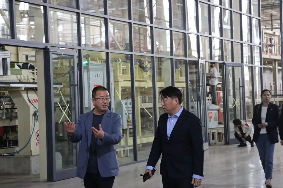 徐總、李總一行細(xì)致考察聚能板生產(chǎn)全流程.jpg