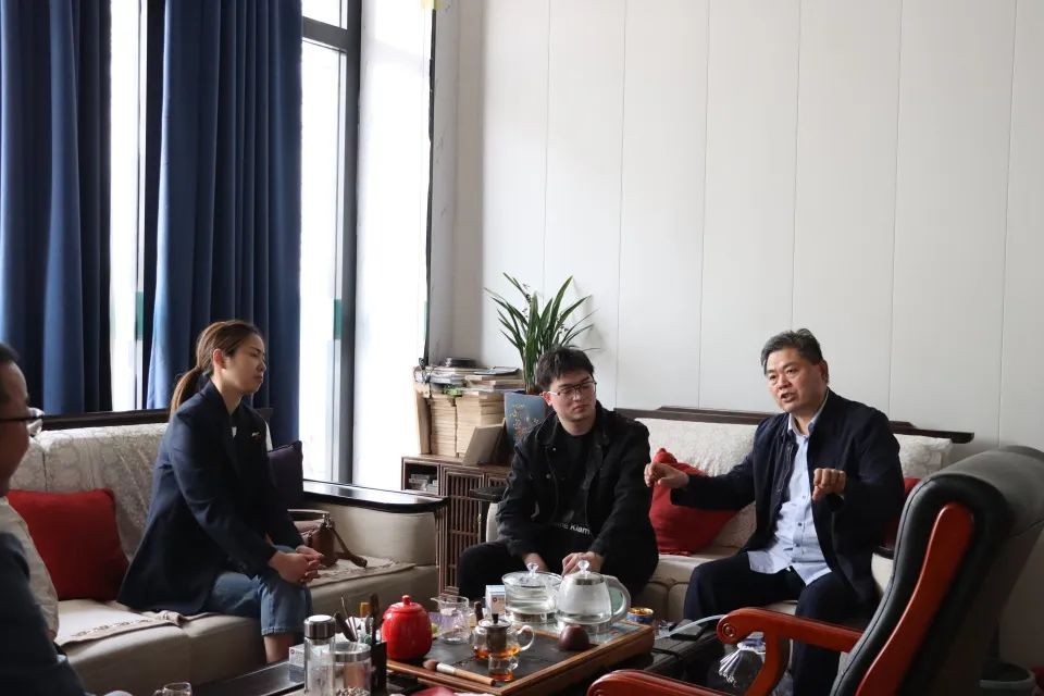 董事長(zhǎng)王守君向徐總、李總一行介紹公司發(fā)展情況.jpg